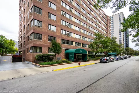 708 W Bittersweet Pl #612, Chicago, IL 60613