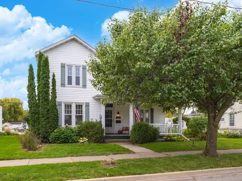 204 Walnut St, Washington, IL 61571