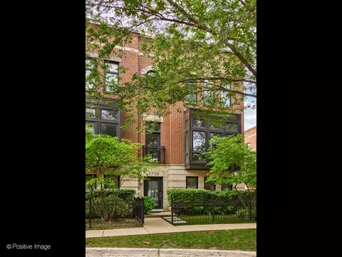 1719 W Surf St, Chicago, IL 60657