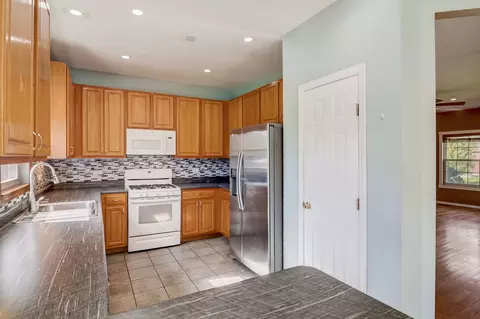 2071 Norwich Dr, Bartlett, IL 60103 photo 7