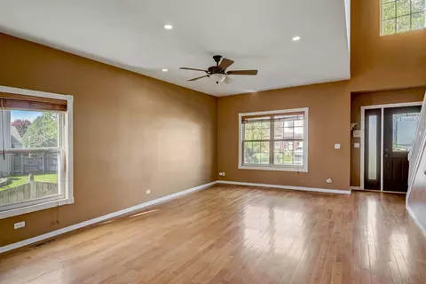 2071 Norwich Dr, Bartlett, IL 60103 photo 2