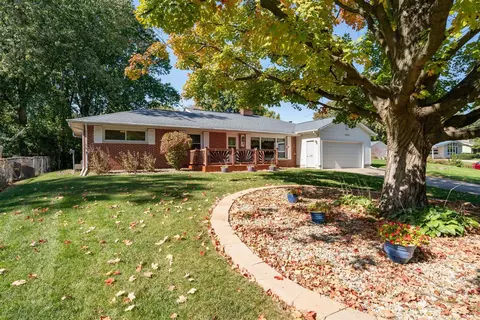 1205 Crescent Ln, Normal, IL 61761 photo 2