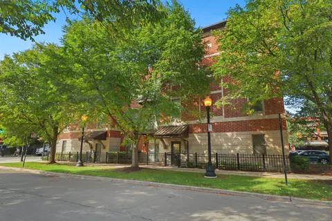 756 W 14th St #301, Chicago, IL 60607