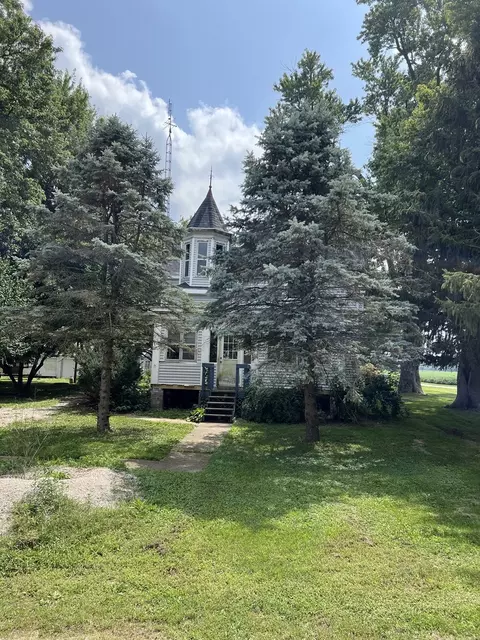 208 W South St, Ellsworth, IL 61737