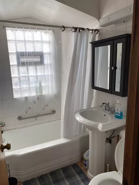 10747 S Emerald Ave, Chicago, IL 60628 photo 3
