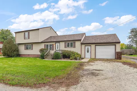 7335 E Canada St, Saint Anne, IL 60964