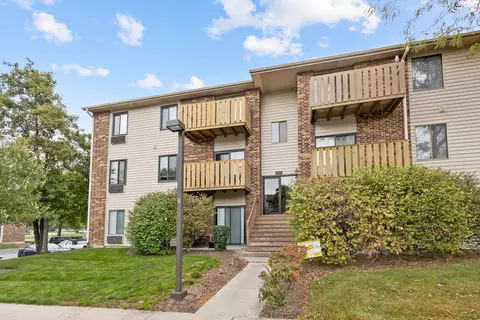 746 Prescott Dr #102, Roselle, IL 60172