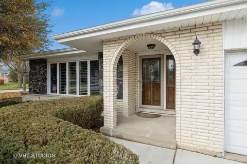 922 79th St, Darien, IL 60561