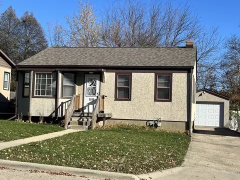 1819 Pike St, Peru, IL 61354