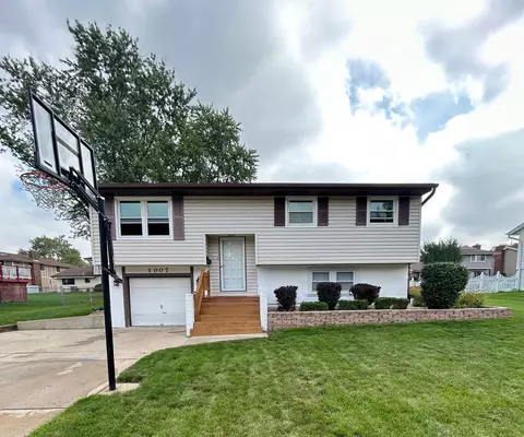 1007 S Braintree Dr, Schaumburg, IL 60193