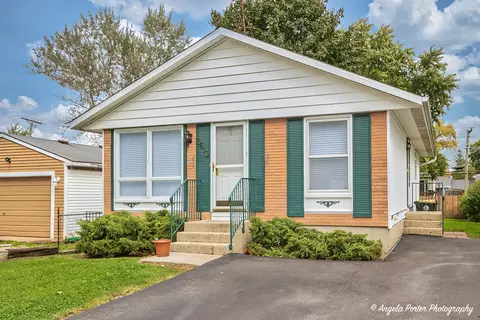 1613 Woodridge Dr, Round Lake Beach, IL 60073