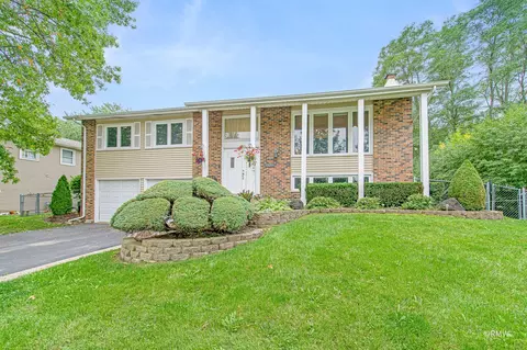 1691 Roosa Ln, Elk Grove Village, IL 60007