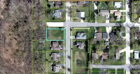 902 Gerry St, Woodstock, IL 60098
