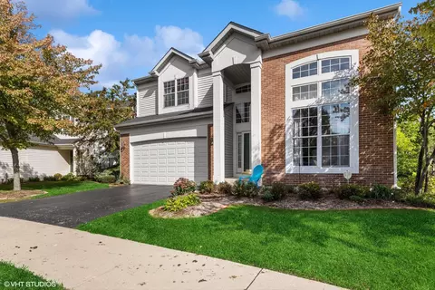 12588 Meadow Cir, Lake Bluff, IL 60044