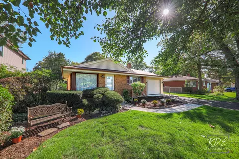 7713 Linden Ave, Darien, IL 60561