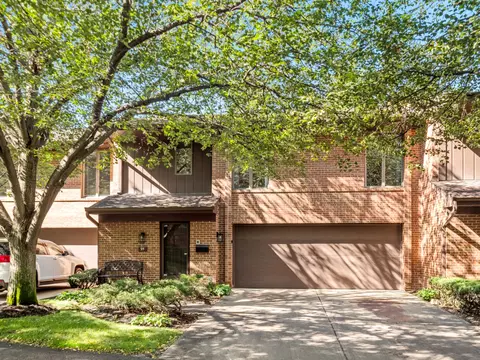 95 Astoria Way, Park Ridge, IL 60068