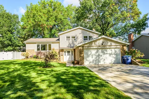 514 71st St, Darien, IL 60561