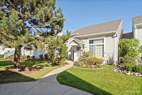 320 E Victoria Cir #320, North Aurora, IL 60542
