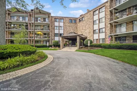 250 W Parliament Pl #304, Mount Prospect, IL 60056