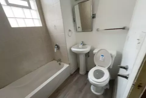 Bath - 623 E 90th St, Chicago, IL 60628 photo 1 of 3