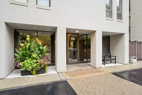 650 Winnetka Mews #411, Winnetka, IL 60093