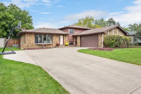 930 Walnut Dr, Darien, IL 60561