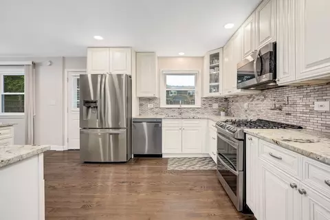 930 Walnut Dr, Darien, IL 60561 photo 2