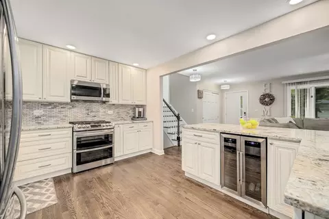 930 Walnut Dr, Darien, IL 60561 photo 3