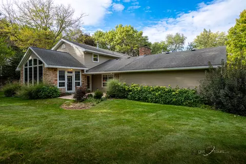 1605 Woodside Dr, Freeport, IL 61032