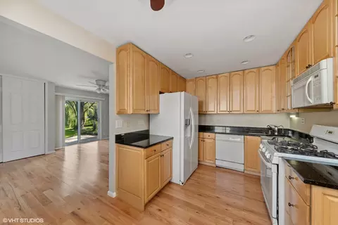 682 Brighton Pl, Wheeling, IL 60090 photo 5