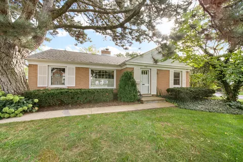 1935 Robincrest Ln, Glenview, IL 60025