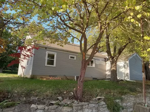 318 E Bradshaw St, Dixon, IL 61021 photo 3