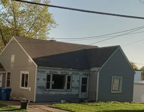 318 E Bradshaw St, Dixon, IL 61021