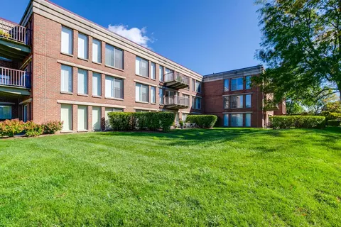 402 Kelburn Rd #225, Deerfield, IL 60015