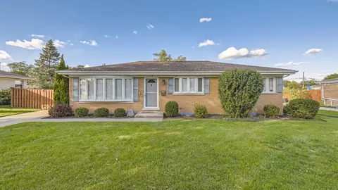 1718 W Kim Ave, Mount Prospect, IL 60056