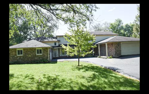 1430 Greenbrier Dr, Green Oaks, IL 60048
