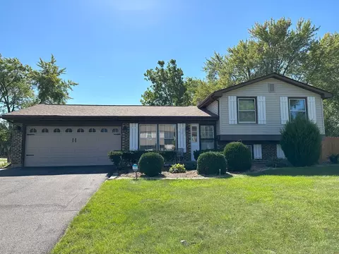 995 Millbrook Dr, Lake Zurich, IL 60047