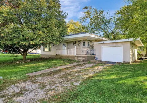20 Westwood St, Weldon, IL 61882