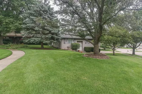 1970 Monday Dr, Elgin, IL 60123 photo 2