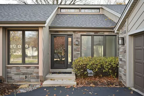 22 W375 Mccarron Rd, Glen Ellyn, IL 60137