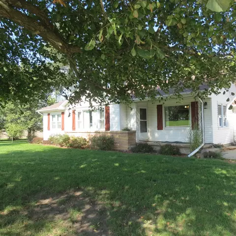 8283 E 8000n Rd, Grant Park, IL 60940