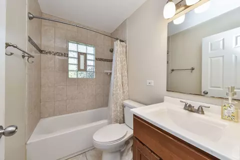 850 Ash Rd, Hoffman Estates, IL 60169 photo 14