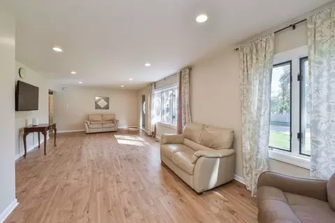 850 Ash Rd, Hoffman Estates, IL 60169 photo 3