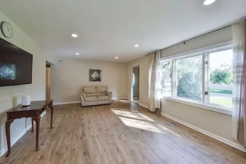 850 Ash Rd, Hoffman Estates, IL 60169 photo 2