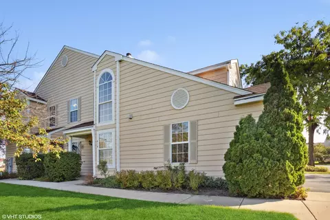 81 Coolidge Ct #B, Streamwood, IL 60107