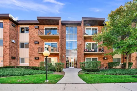 4136 W 98th St #210, Oak Lawn, IL 60453
