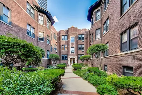 537 W Addison St #3S, Chicago, IL 60613