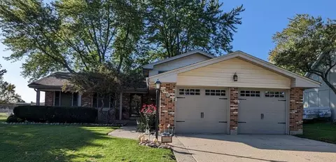591 Dartmoor Dr, Crystal Lake, IL 60014