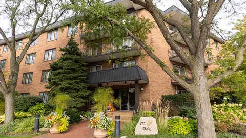 711 Oak St #401, Winnetka, IL 60093