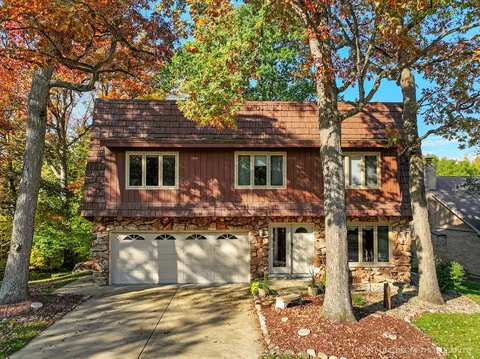 35 W Eureka Dr, Lemont, IL 60439